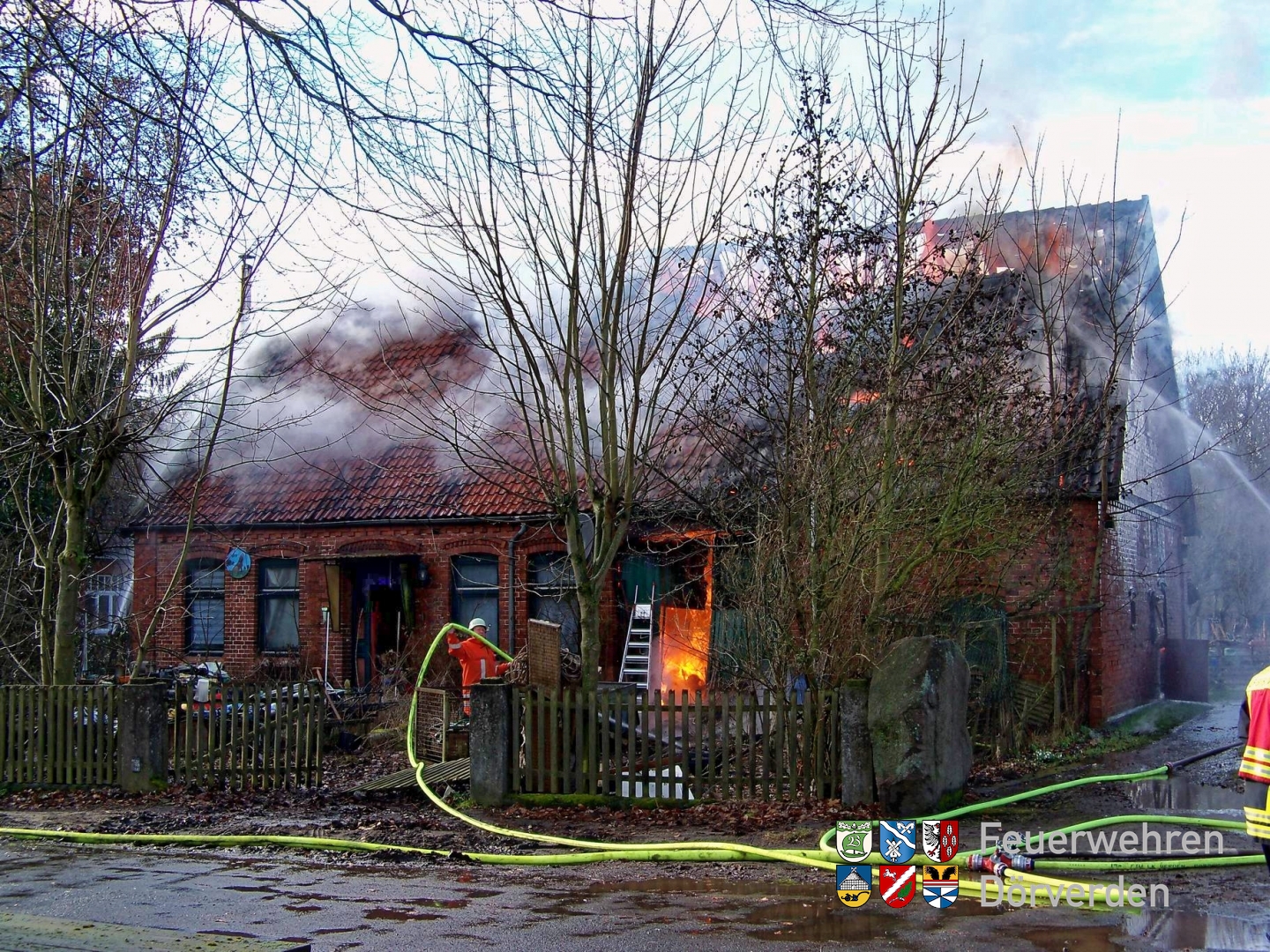 Aufgrund der starken Brandausbreitung konnten die Einsatzkräfte nur noch von außen gegen die Flammen vorgehen