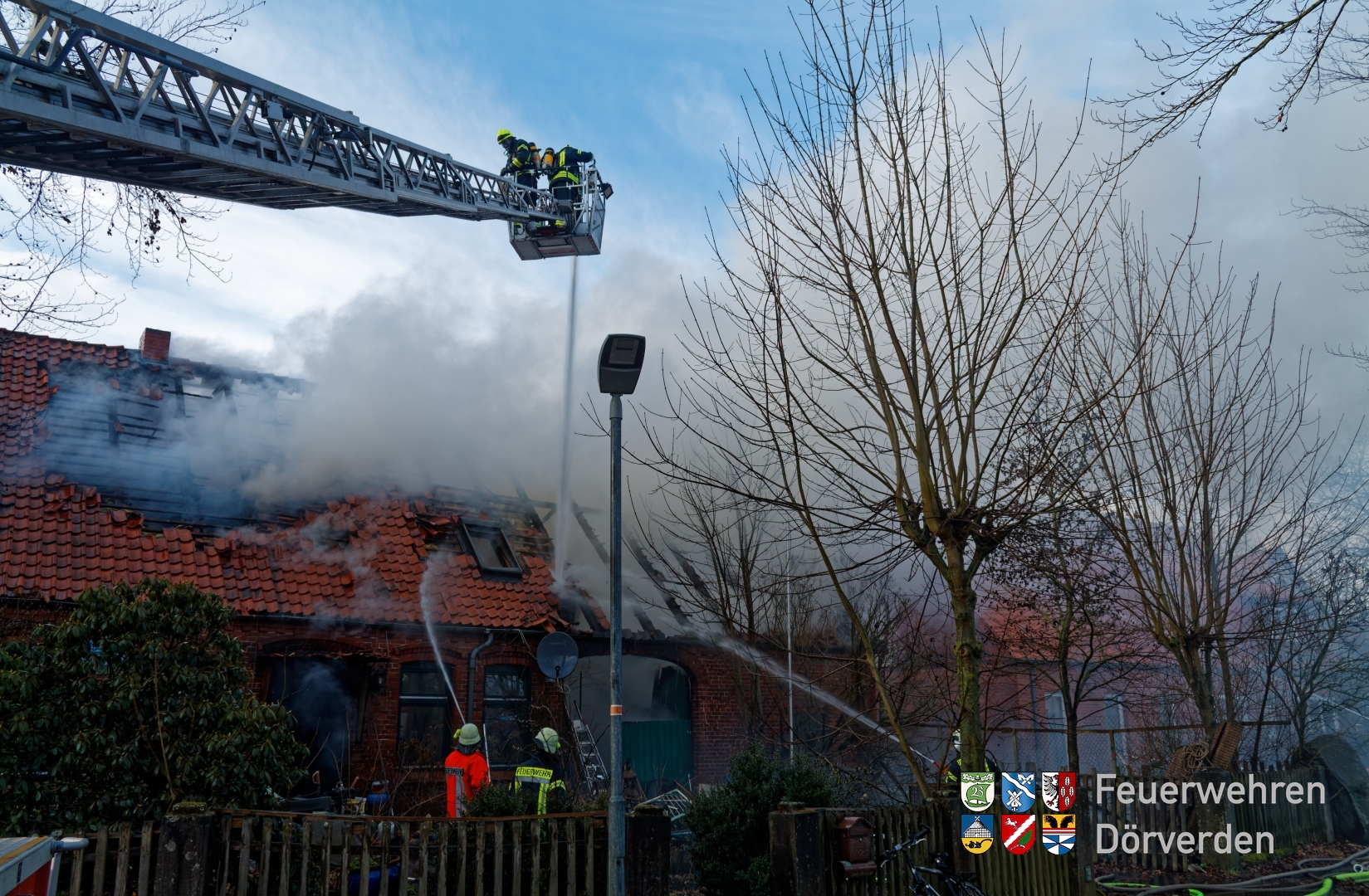 Aufgrund der starken Brandausbreitung konnten die Einsatzkräfte nur noch von außen gegen die Flammen vorgehen