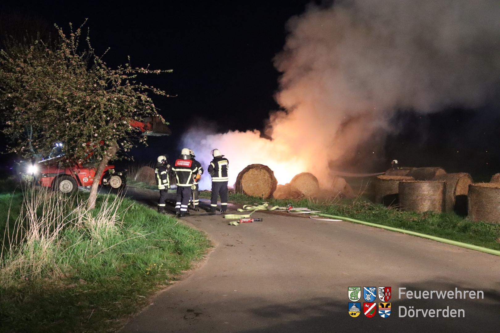 20220427_Strohballenbrand_02_Bomhoff